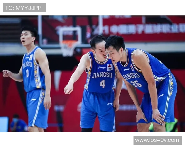 奥特执教首胜喜悦洋溢队员们泼水庆祝难掩激动心情 奥特执教首胜喜悦洋溢队员们泼水庆祝难掩激动心情